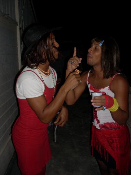 Mes deux news cousines 2008 !!!  Yelle et christelle !!! Parle à mon droigt!